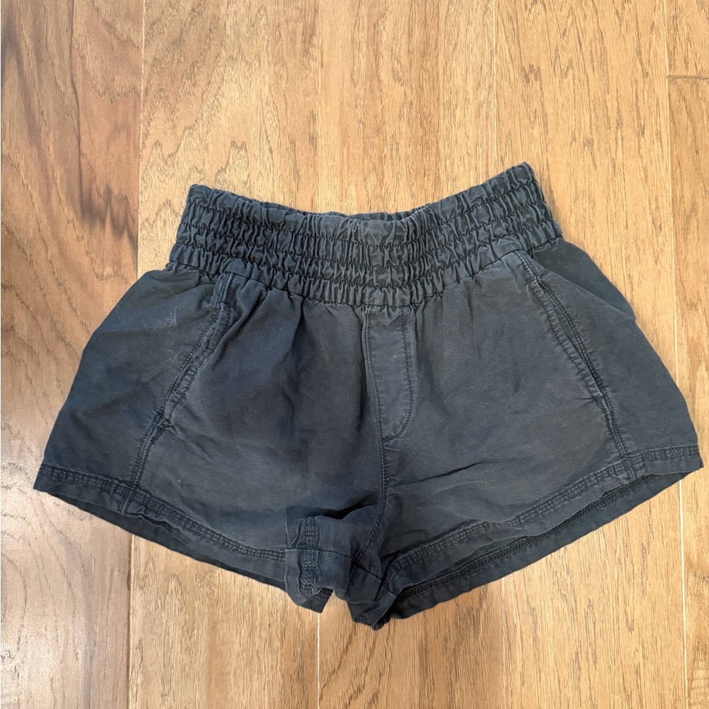 Arie Women's Black Elastic Waist Shorts